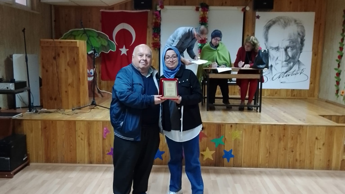 Okul Aile Birliği Başkanı Kübra YILDIZ'a Okulumuza Geçen Emeklerinden Dolayı Plaket Verildi